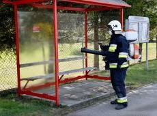Dezynfekcja przystanków autobusowych przez członków ochotniczych straży pożarnych z terenu gminy Spytkowice.